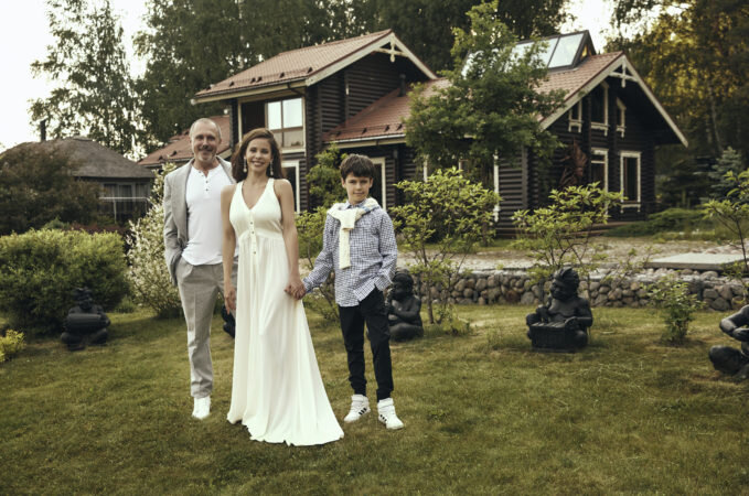 ВЯЧЕСЛАВ И ТАТЬЯНА ЛЕЙБМАНЫ С СЫНОМ ДАМИРОМ В СВОЕМ ДОМЕ ПОД ПЕТЕРБУРГОМ. В САДУ РАСПОЛОЖИЛСЯ СКУЛЬПТУРНЫЙ ОРКЕСТР — СУВЕНИР С БАЛИ.