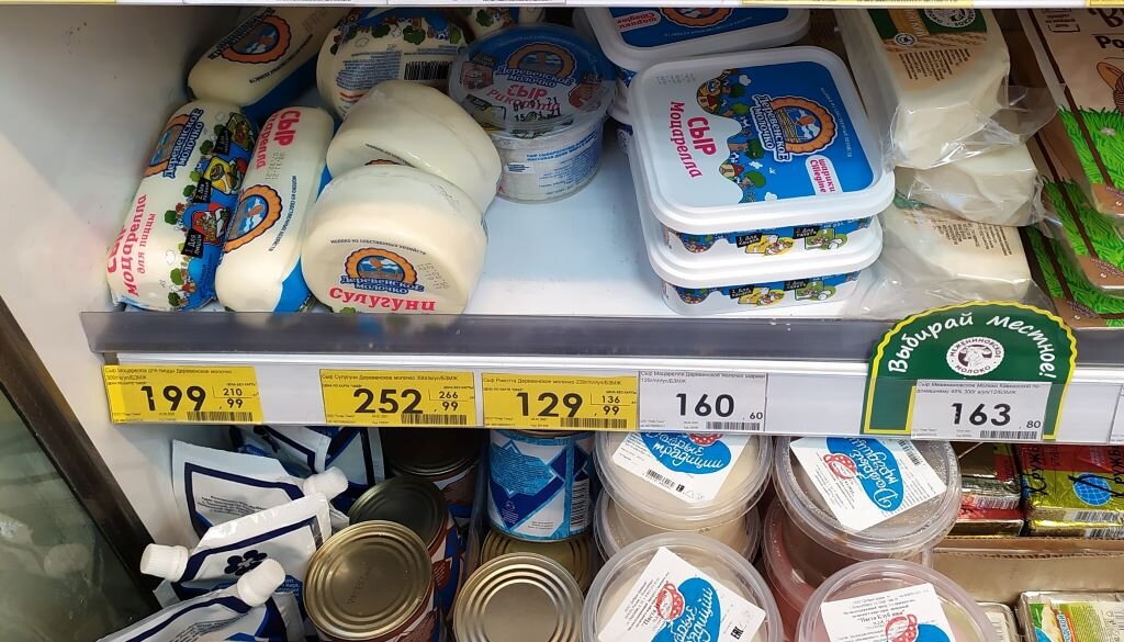 Из этих мягких сыров должны подойти Моцарелла, Сулугуни ТМ"Деревенское молочко" и Кавказский ТМ "Межениновское молоко"