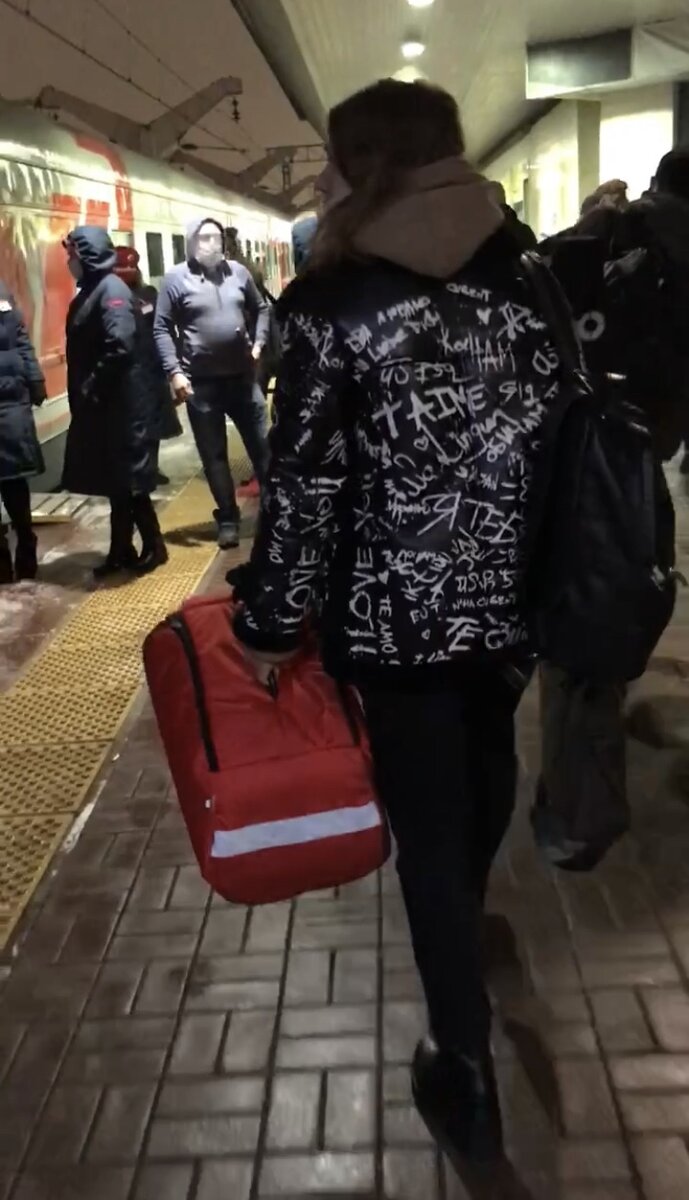 Идем на посадку. В переноске наш котик.