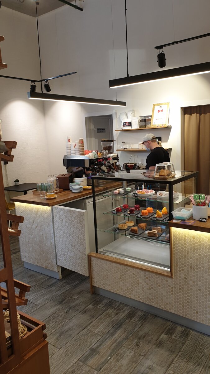 Чистый интерьер в желтых тонах.