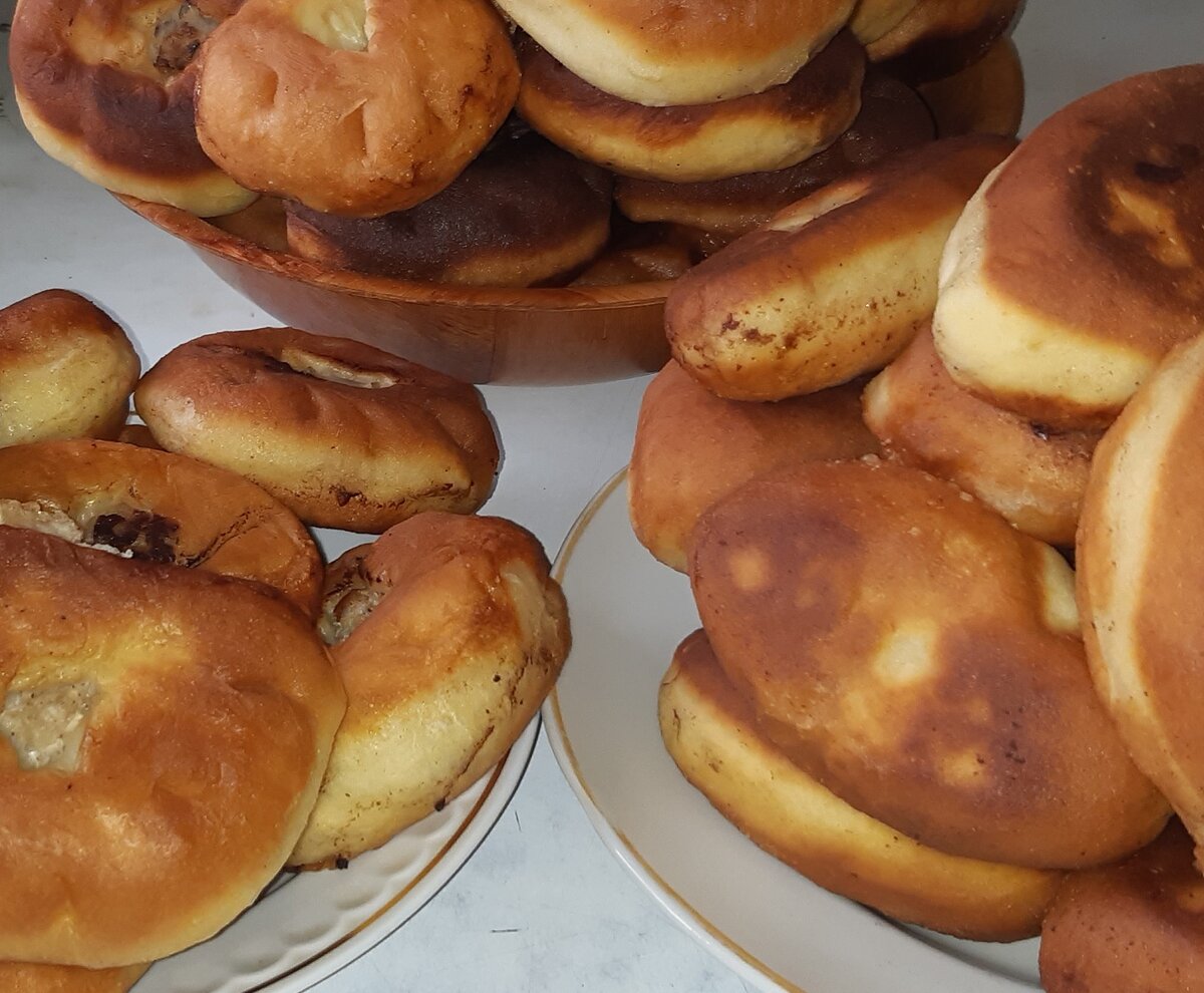 Жареные пирожки и беляши