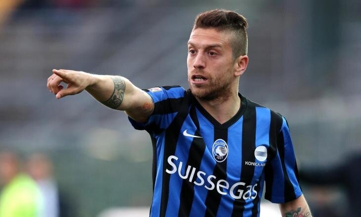 Полузащитник «Аталанты» Алехандро Гомес перешёл в «Севилью», сообщается на официальном сайте испанского клуба. 
Контракт 32-летнего аргентинского футболиста с клубом рассчитан до 30 июня 2024 года. Сообщалось, что «Севилья» заплатит за игрока € 5,5 млн, ещё € 3 млн будут распределены в качестве бонусов. Напомним, недавно у Гомеса произошёл конфликт с тренером «Аталанты» Джан-Пьеро Гасперини.

Гомес выступал за «Аталанту» с 2014 года. В нынешнем сезоне в 10 матчах итальянской Серии А забил 4 мяча и отдал 2 результативные передачи. С 2017 года вызывается в национальную команду Аргентины. Гомес выступал за «Сан-Лоренсо», «Катанию», «Металлист» и другие клубы.

«Севилья» в 19 встречах набрала 36 очков и занимает 4-е место в турнирной таблице испанской Примеры. Лидером соревнований является «Атлетико»
