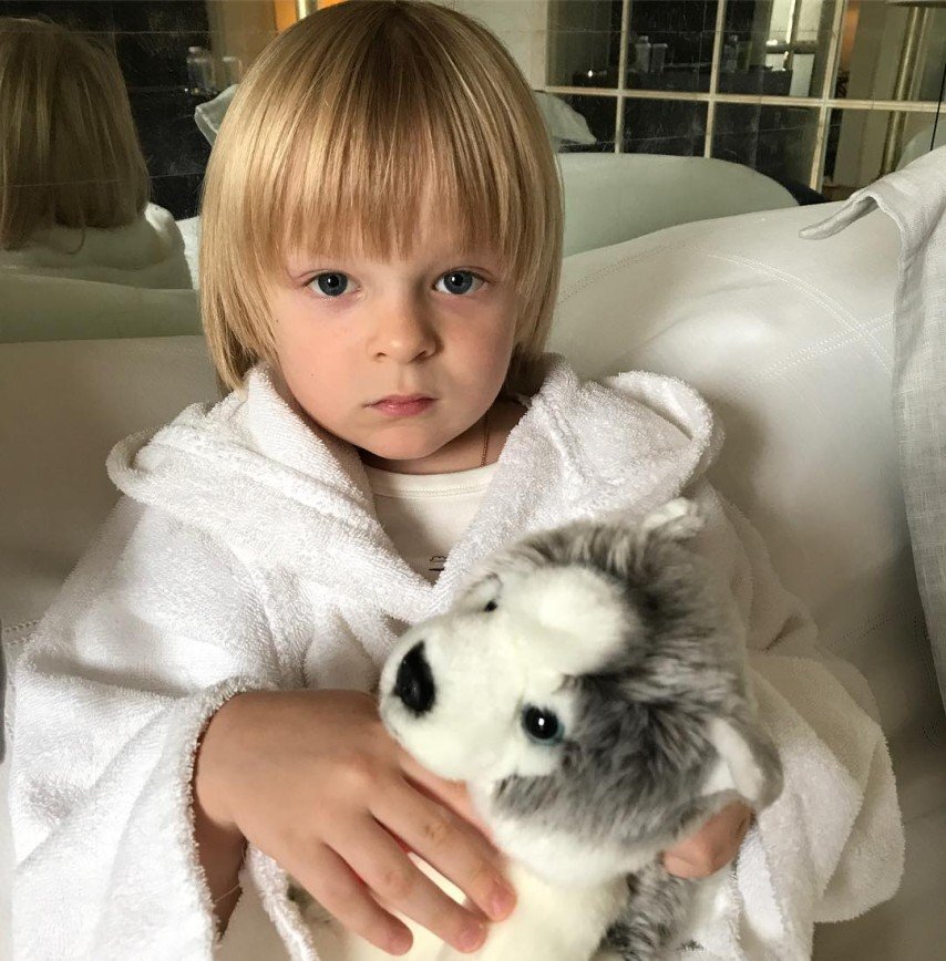 

Минувшим летом один из телеграм-каналов (а затем и известный таблоид) приписал абсолютно здоровому сыну Яны Рудковской и Евгения Плющенко Александру болезнь. Родители мальчика возмутились, мол, зачем сочинять такие жестокие басни.

Яна Рудковская наняла адвоката Александра Добровинского и обратилась в Следственный комитет с просьбой возбудить уголовное дело. По словам Яны Рудковской, Александр уже прошёл судебно-психиатрическую экспертизу.

- Неделя выдалась сложной! Допросы у следователя и в рамках уголовного дела - прохождение здоровым мальчиком судебно-психиатрической экспертизы! - написала в своём Инстаграме Яна. - Мы добились возбуждения уголовного дела и в рамках уголовного дела наш ребенок прошел все медицинские экспертизы, чтобы ни одна мразь не могла написать гадость о здоровье нашего сына! Благодаря следствию мы узнали автора статьи (когда узнаете вы - у многих будет шок)! Мы с супругом очень хотим очной ставки с «автором», как и следствие, но «автор» очень боится с нами встречаться! Так вот, в рамках судебного процесса это все равно произойдет, более того, я буду ходатайствовать, чтобы этот процесс был открытый и все видели лицо этого человека! Также я надеюсь узнать заказчика этой статьи! И вывести всю эту «шайку-лейку» на чистую воду! Мы будем требовать самого строго наказания за клевету в адрес маленького мальчика-трудяги! В связи с этим параллельно с А.А. Добровинским и его командой мы будем добиваться и дальше закона, запрещающего любую публикацию о несовершеннолетних детях в интернете без разрешения их родителей! Мы уже на финишной прямой! 9 месяцев расследовании и сбора всех документов, допросов, обследовании и унизительных для здорового ребенка экспертиз. 9 месяцев борьбы за справедливость для того, чтобы наказать тех, у кого нет ни стыда, ни совести! Статью перевели на все языки мира! Вы добились чего Вы хотели! Нам было больно и обидно, НО как сказал один очень уважаемый человек: «Скоро отольются кошке мышкины слезки и очень ударят по их карману»! Мы очень ждем этот день, и он скоро настанет! Думаю, после этого у многих пропадет желание сводить «счета» с родителями за счет клеветы на их детей!

