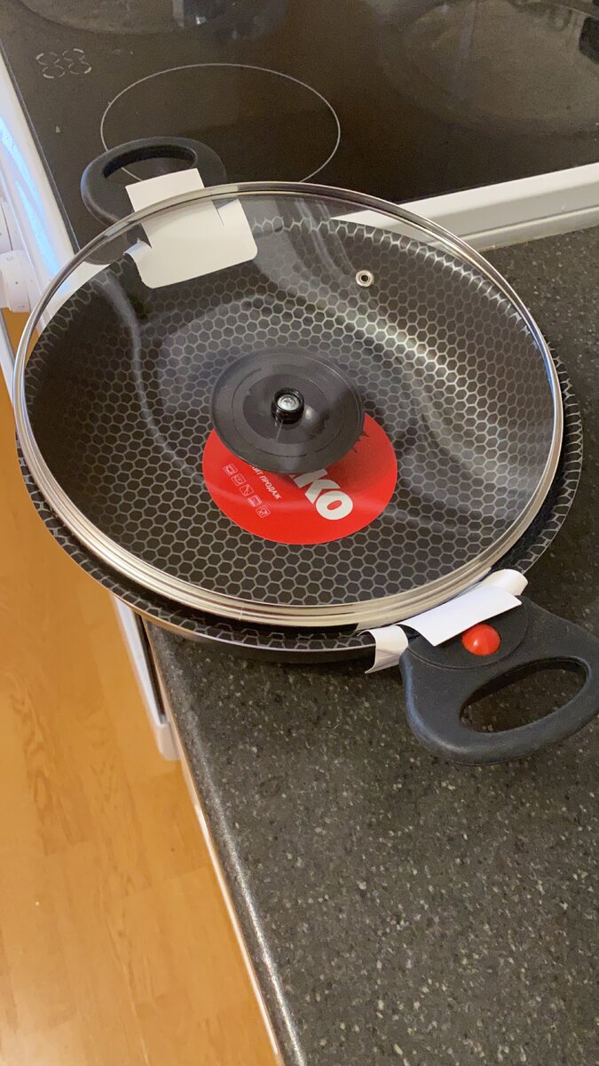 Сковорода за 499 рублей с крышкой и съемными ручками. Фото автора