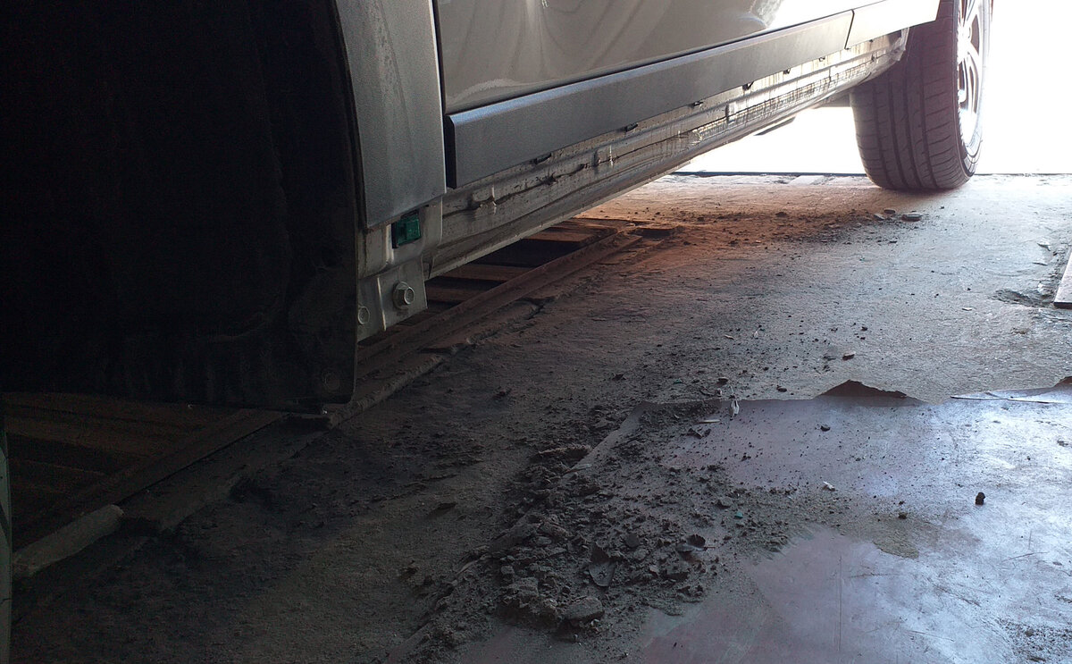 Снял штатный порог, предварительно открутив передний брызговик (на четырёх саморезах ) и сзади снял один пистон, саморез и от нижнего брызговика открутил один саморез.