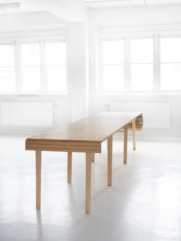 Разворачиваемый стол. Дизайнер Marcus Voraa