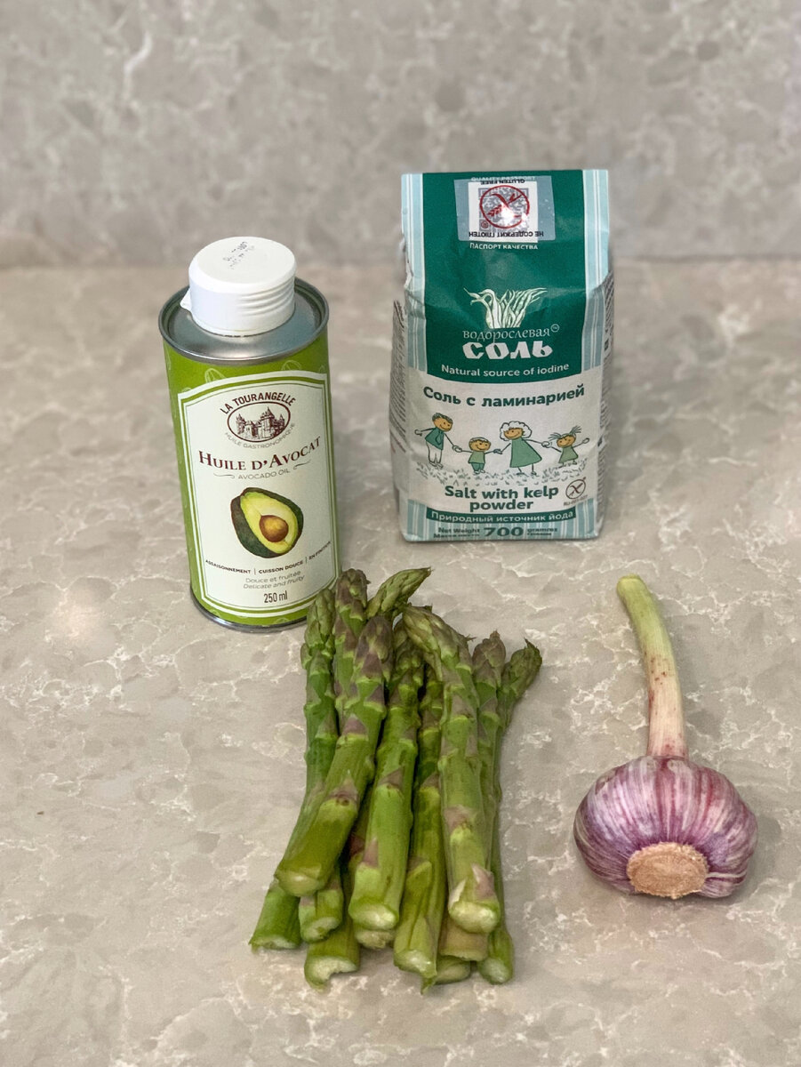 Все что нам нужно - спаржа зеленая, масло растительное, соль, чеснок