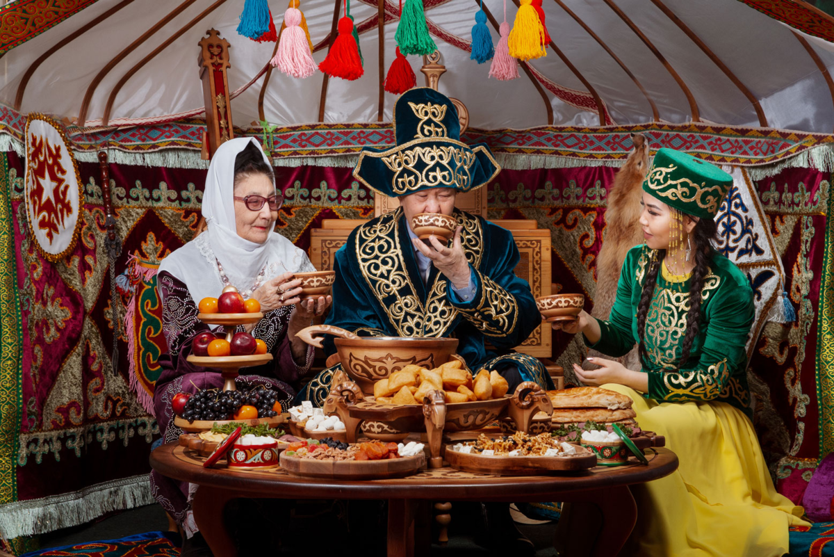 Kazakh traditions. Гостеприимство казахов. Казахские традиции. Гостеприимство казахского народа. Традиции казахского народа гостеприимство.