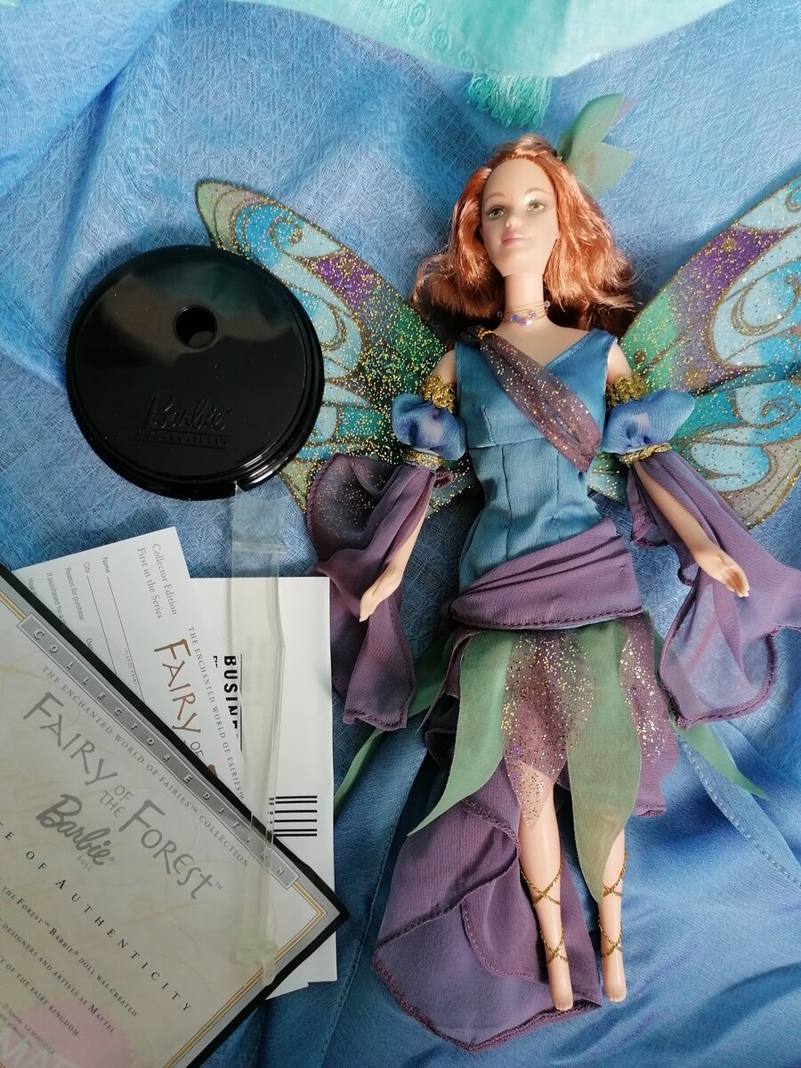 В комплекте с куклой идут подставка, сертификат и гарантийный талон (фото автора)