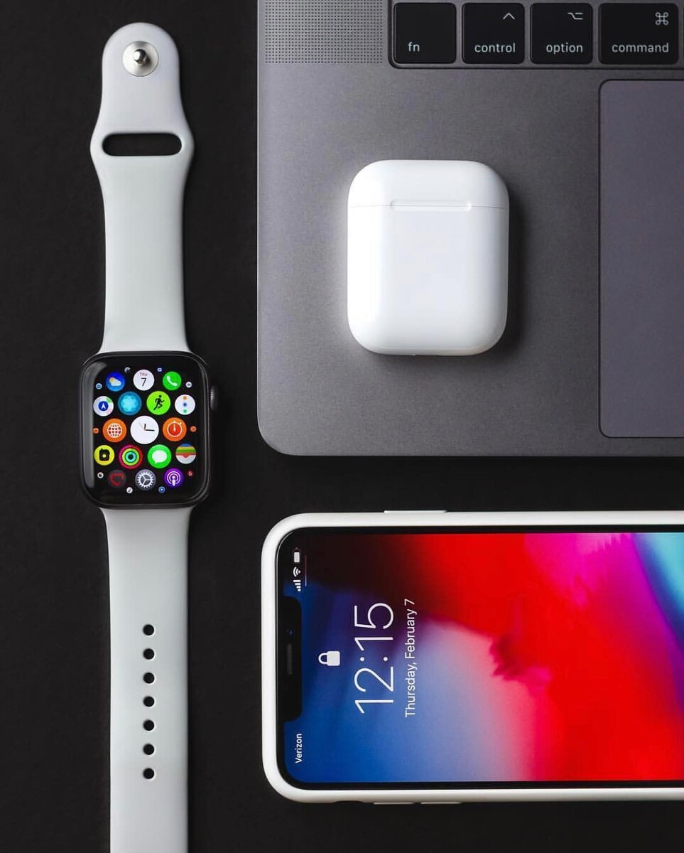 На картинке показано продукты: Apple Watch Series 5, iPhone X, AirPods, Macbook!

