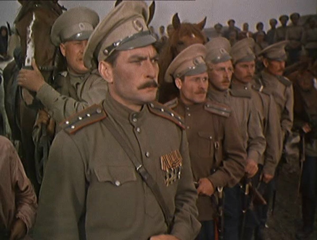 Вообще, даже современные исследователи не могут точно сказать, сколько казаков было за белых, сколько — за красных. И это не удивляет. В конце концов, весомая часть тех же донских и кубанских казаков успела повоевать и за красных, и за белых. И порой не по одному разу, читаем «Тихий Дон». 
Но, конечно, были как идейные и последовательные противники советской власти, большей частью — офицеры или представители казачьей верхушки, так и вполне себе «красные революционные казаки». Имена их известны: Филипп Кузьмич Миронов, Николай Матвеевич Голубов, Иван Лукич Сорокин, Фёдор Григорьевич Подтёлков, Константин Иосифович Недорубов (хотя он какое-то время был у белых) и так далее.

Всё это были очень яркие личности, притом Гражданскую войну пережил только К.И. Недорубов. Что их всех объединяет? Пожалуй тот факт, что все они были фронтовиками.
Кадр из фильма-эпопеи «Тихий Дон», 1957 года. Стоит отметить, что именно «красные казаки», наравне с «иногородними» и бывшими кавалеристами старой армии, внесли значительный вклад в создание уже конных частей РККА.

Вернувшиеся с фронтов Первой мировой казаки не желали больше воевать, потому «мир любой ценой» был для них делом привлекательным. Среди фронтовиков был популярен «нейтралитет»: что белые, что красные хотят использовать казаков в своей войне. Но красные вроде как уже победили и контролируют центр, стало быть, надо как-то договориться с ними.

Интересы казаков более-менее ясны: земля, относительная независимость от центра, сохранение устоев. А потому изначально вожди условного «красного казачества» намеревались договориться с центральной «красной властью», считая, что так будет лучше для основной массы казаков.

Оплотом таких настроений можно считать беднейшую часть казачества: таким терять было нечего, так как они фактически «жили в долг».
