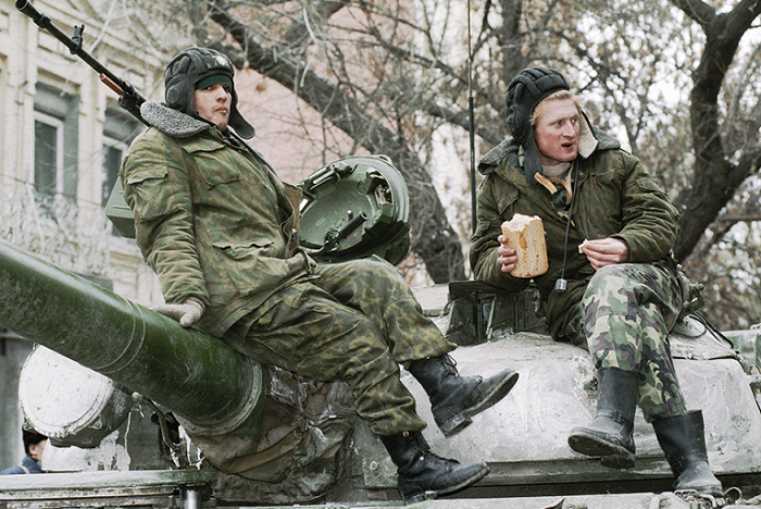 Танкисты на улице одного из чеченских городов, декабрь 1994 года.  РИА Новости / Игорь Михалев