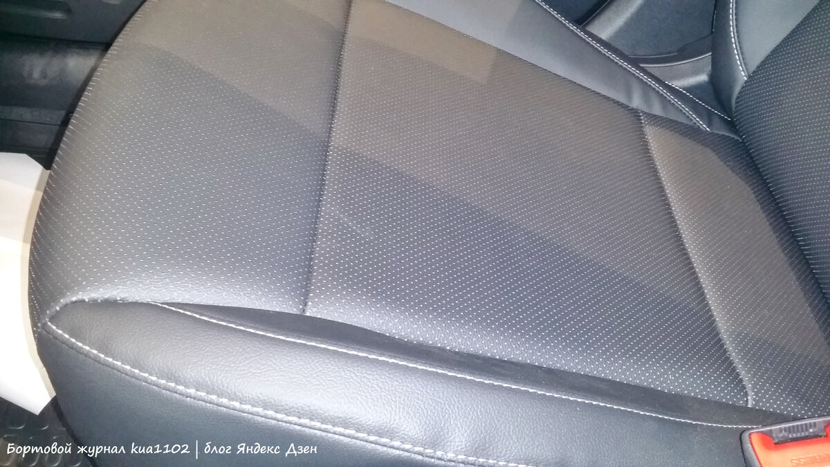 Внешний вид сидений в автомобиле KIA Rio в комплектации Premium. Обивка сидений кожаная. Автор фотографии kua1102