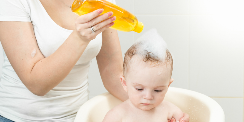 Взбивание в пенку шампуней поможет эконмнее расходовать их и тщательнее покрывать все волосы младенца