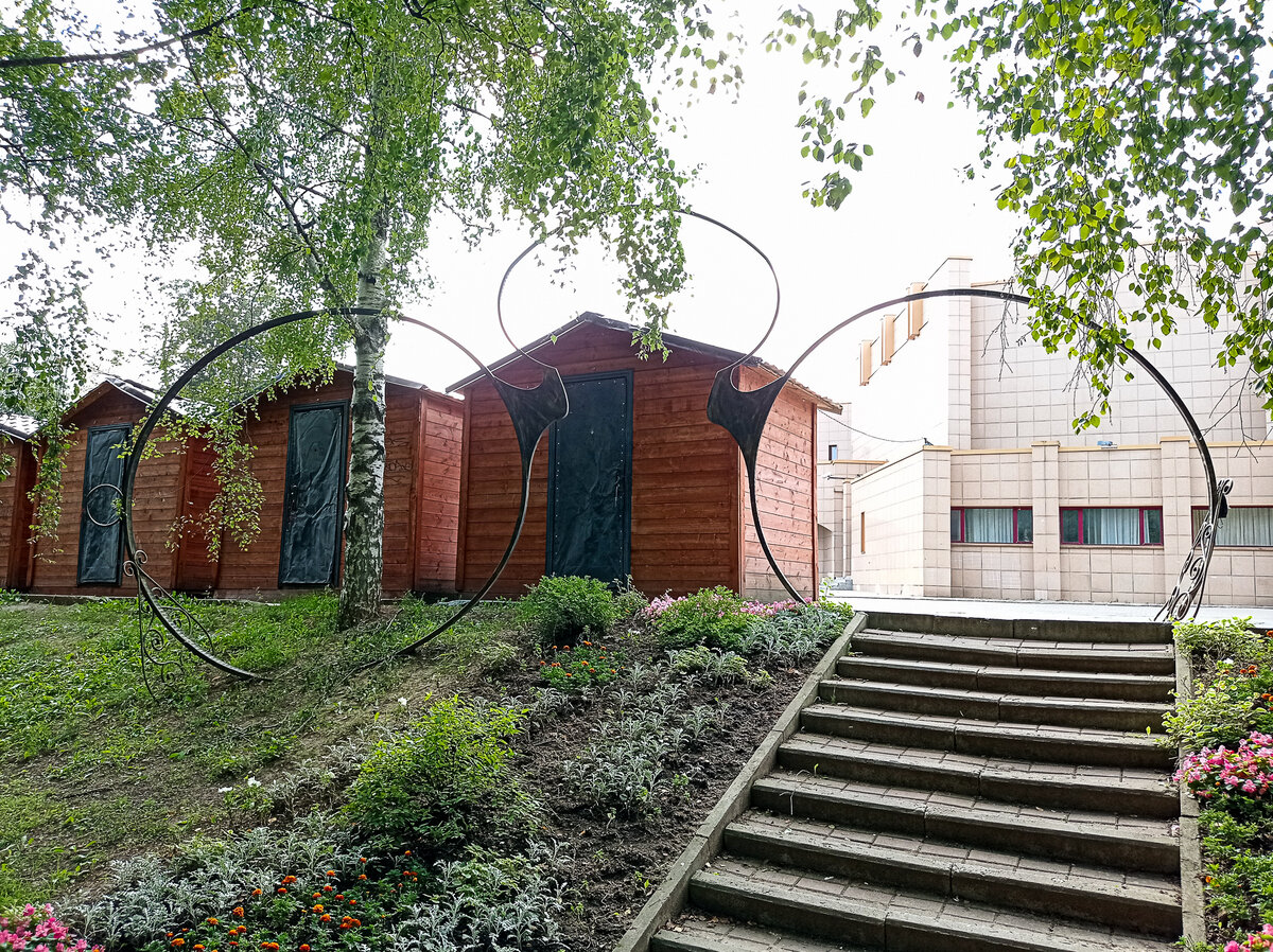 Арт-объект "Очки Чехова". Истра, Московская область. Фото автора статьи  