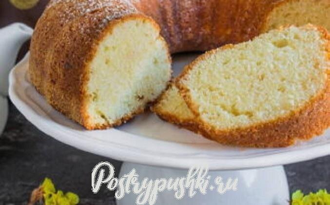 Несмотря на простые ингредиенты, у вас получится нежный кекс с хрустящей корочкой. Этот кекс получается очень вкусным, даже без каких-либо наполнителей. Не спешите добавлять меньше сахара, так как кекс получится совершенно другой.