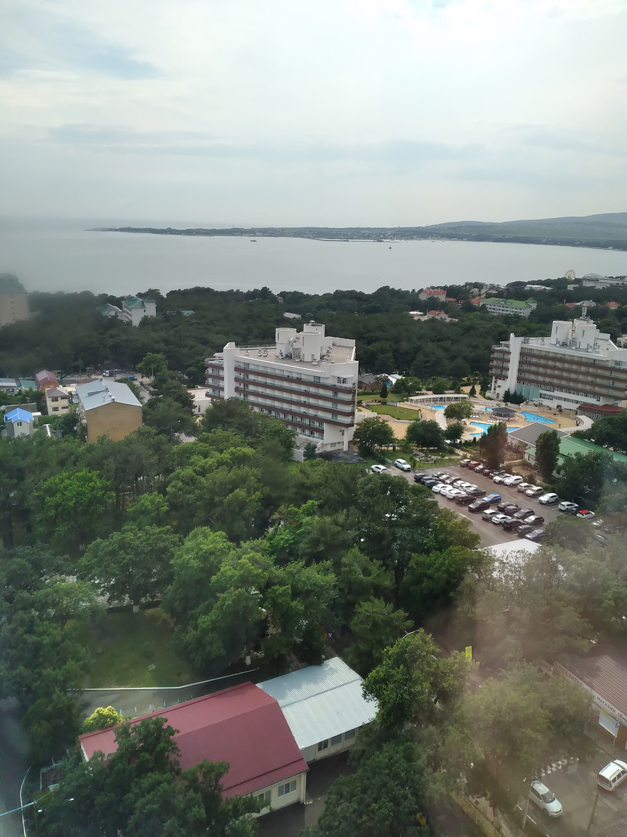 Вид из окна спальни на 16 этаже. Это Геленджикская бухта. Вид на горы из другого окна.