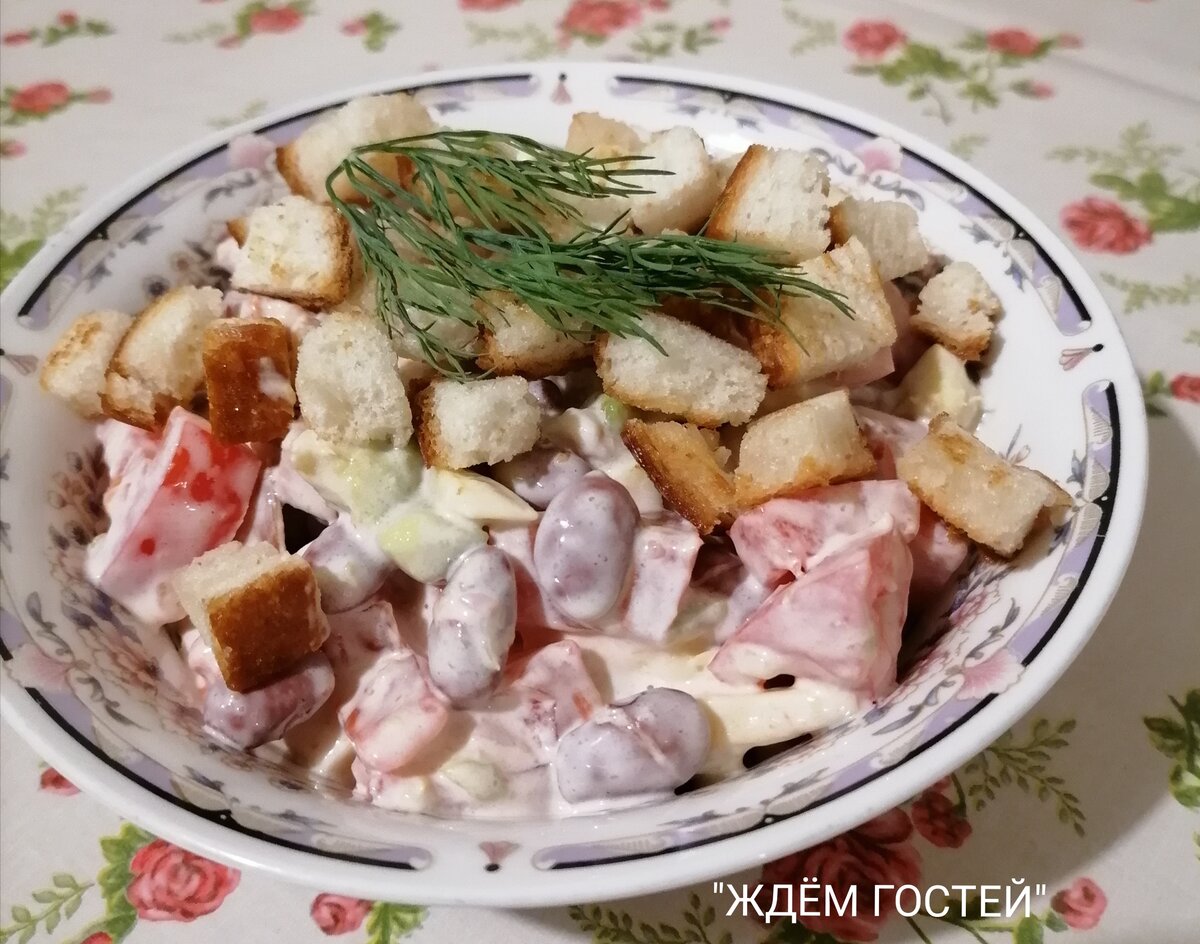Весенний салат с курицей, фасолью и сухариками