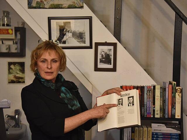 Рута Ванагайте с книгой "Наши" об участии литовцев в массовых убийствах