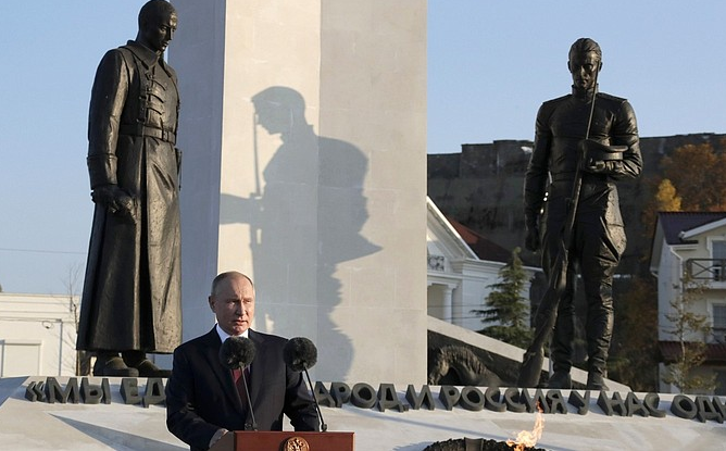 Владимир Путин у севастопольского монумента, символа примирения "белых" и "красных". Фото: сайт Кремля