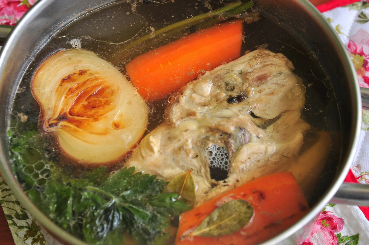 Как осветлить бульон для супа быстро. Бульон с курицей. бульон с мясом. варка бульона. коренья для бульона.