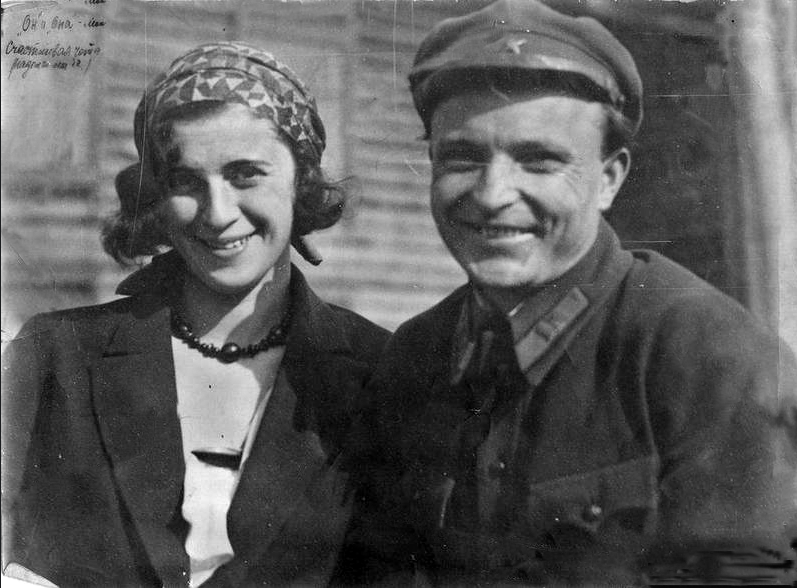 Рабинович - Бейман Фрида с мужем Георгием. Подпись на фото: " Он и она счастливая чета родителей"