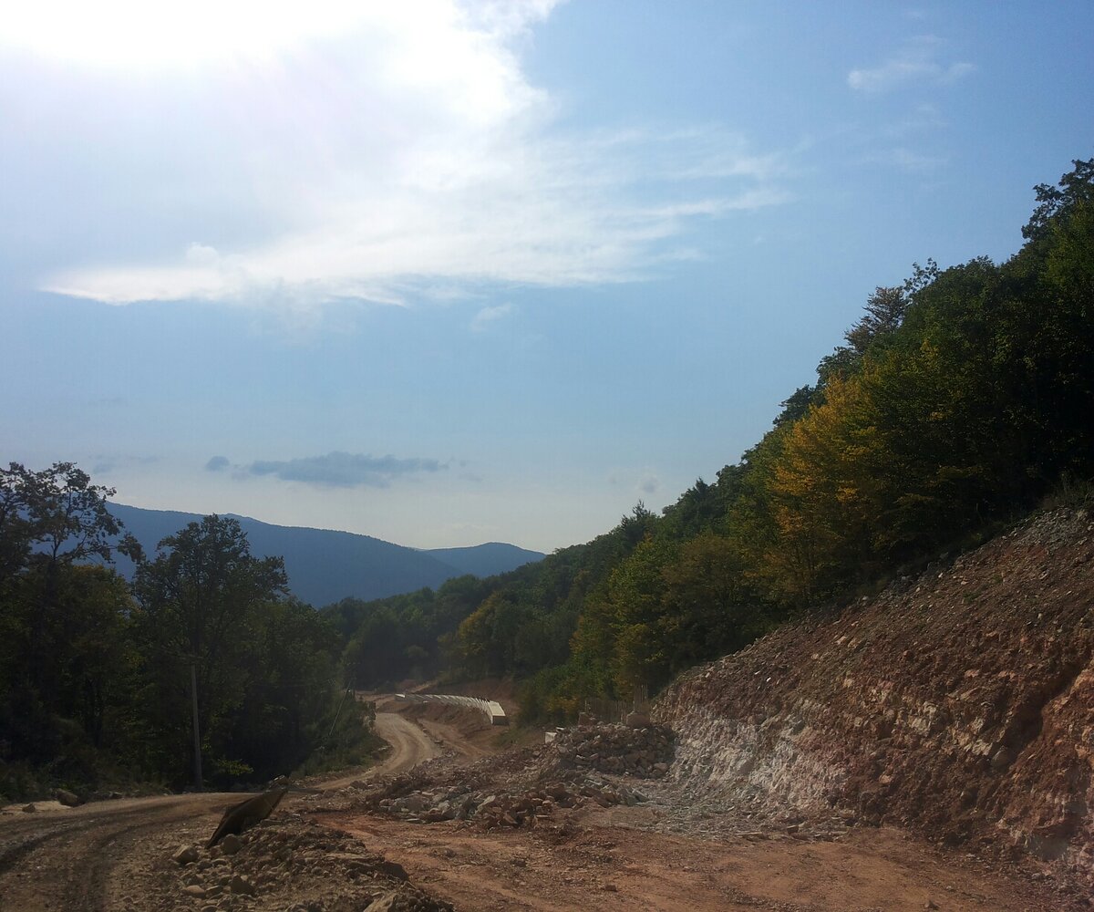 В 2015 г так выглядела дорога к посёлку Мезмай. 