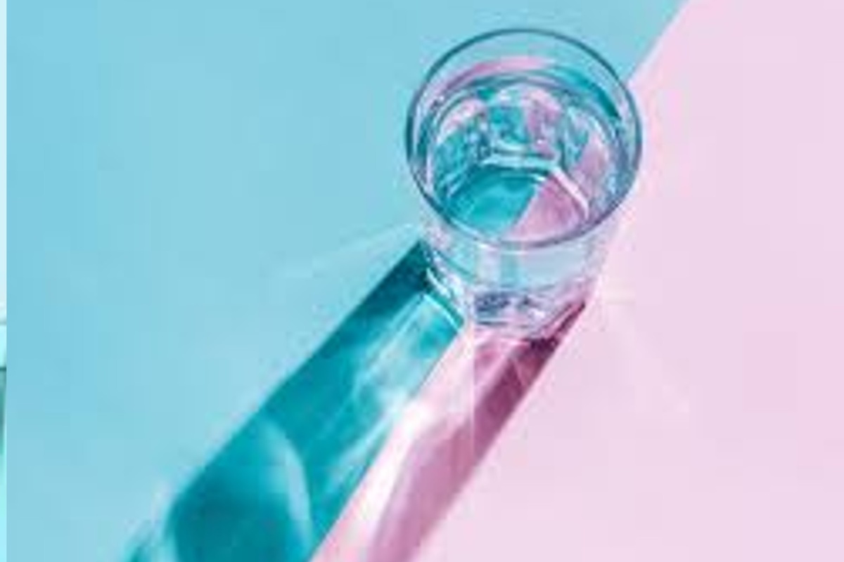 Согласно европейским рекомендациям, женщины должны выпивать около 8 стаканов, а мужчины - около 10 стаканов в день (1 стакан = 200 мл). 