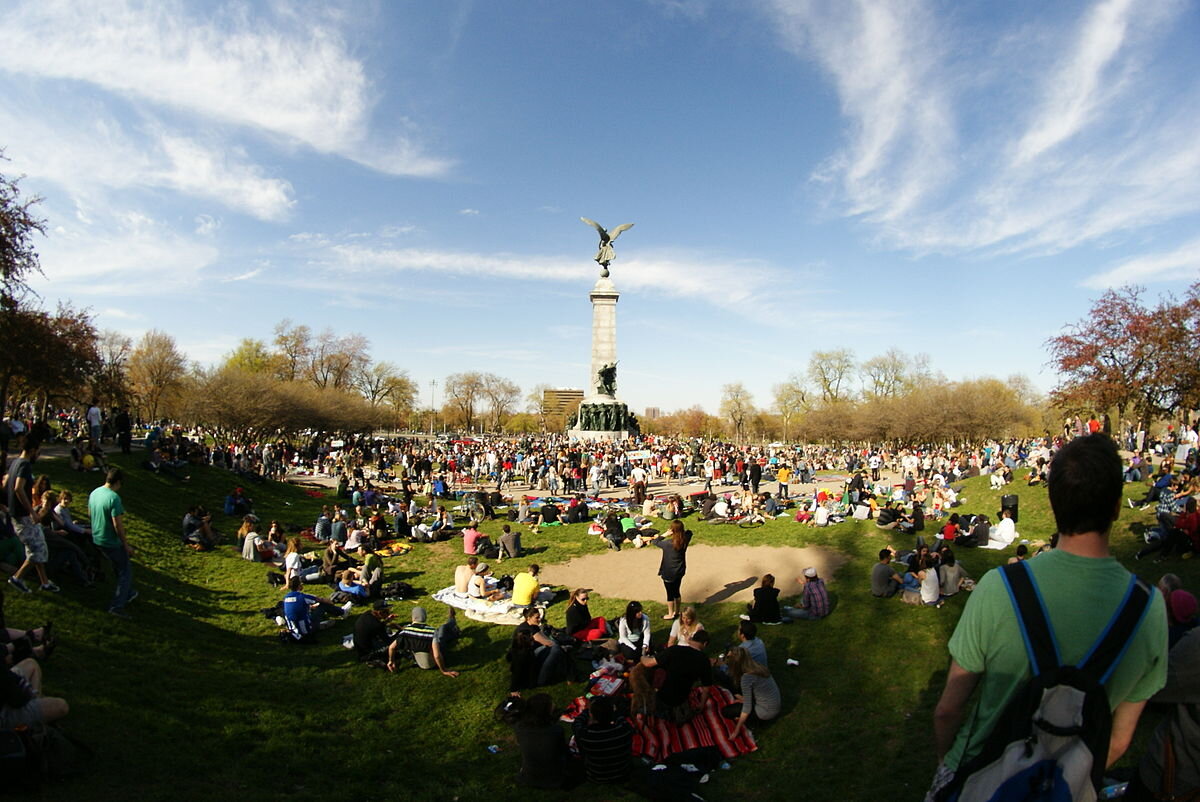 https://upload.wikimedia.org/wikipedia/commons/thumb/d/d1/Tam_tam_Mont_Royal_Montreal.JPG/1200px-Tam_tam_Mont_Royal_Montreal.JPG