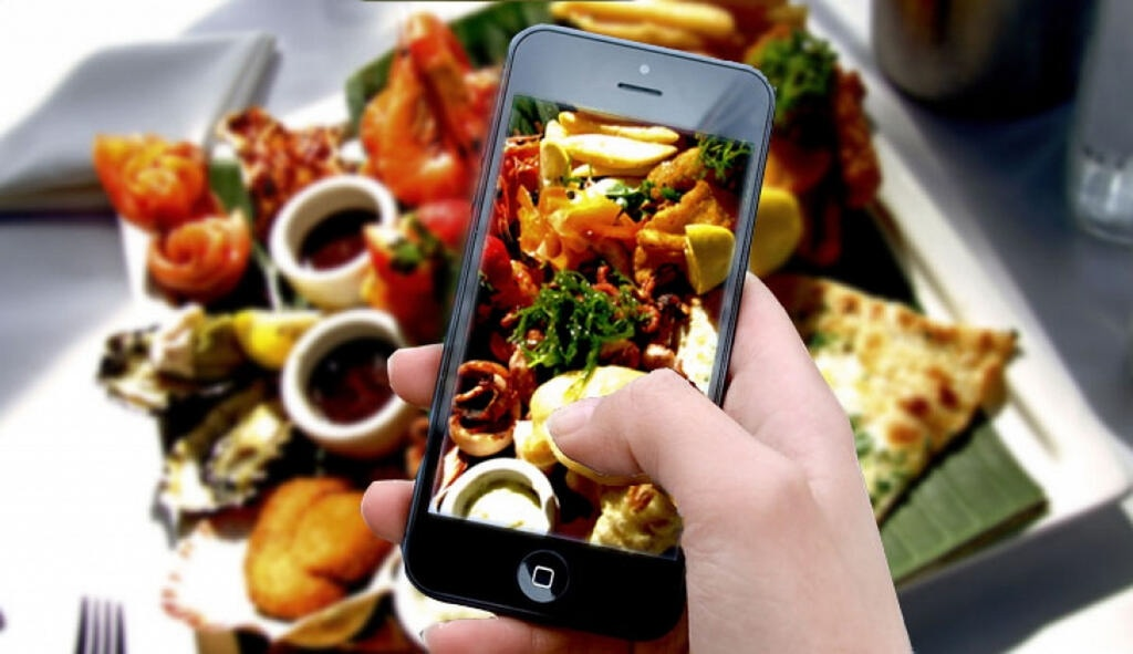 Доставка мобильного телефона. Еда на вынос. Телефон и еда. Доставка еды. Фотографирует еду.