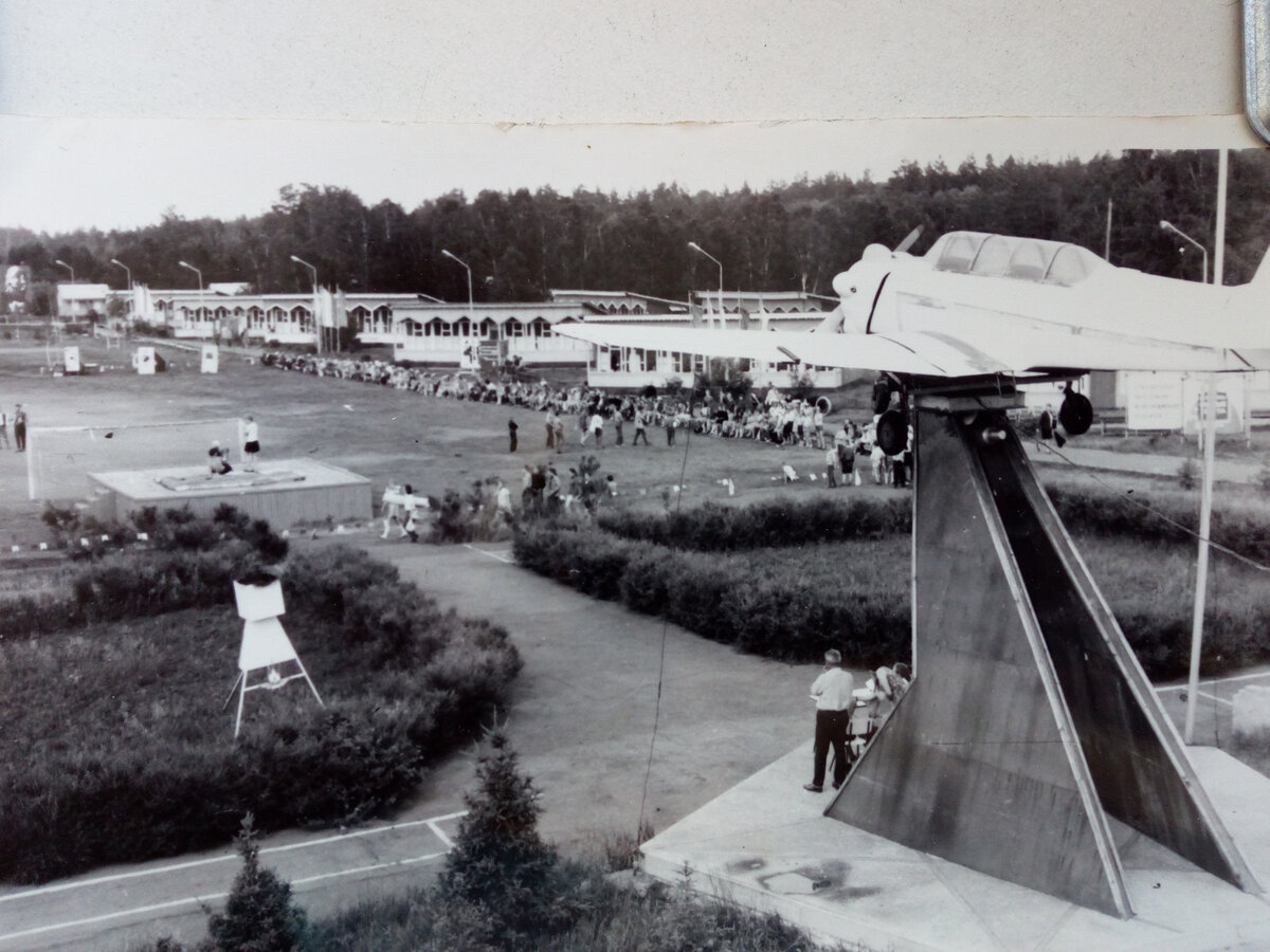Это пионерский лагерь "Крылатых". 1974г. В то время это было прекрасное место отдыха для детей разных возрастов. Лагерь находится в прекрасном живописном месте, на берегу речки Барнаулки, в сосновом лесу, недалеко от станции Штабка.