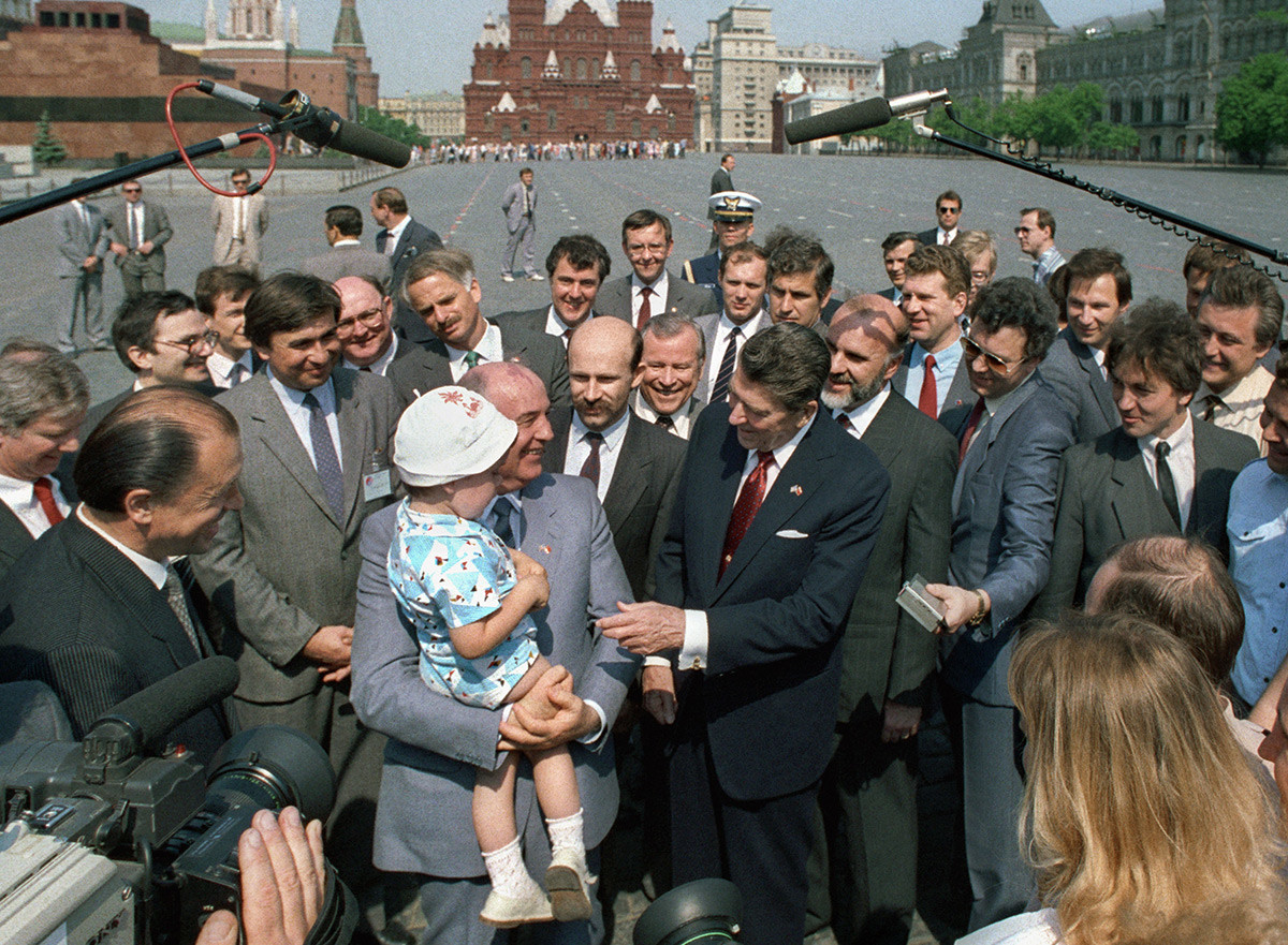 1986 рейган. Визит Горбачева Рональд Рейган. Встреча Рейгана в Москве 1988. Горбачев и Рейган Москва 1988. Встреча Горбачева и Рейгана в Москве 1988.