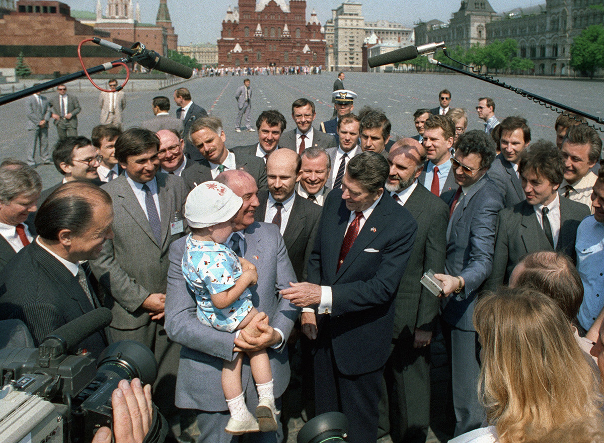 Назвал 1988. Визит Горбачева Рональд Рейган. Встреча Рейгана в Москве 1988. Горбачев и Рейган Москва 1988. Встреча Горбачева и Рейгана в Москве 1988.