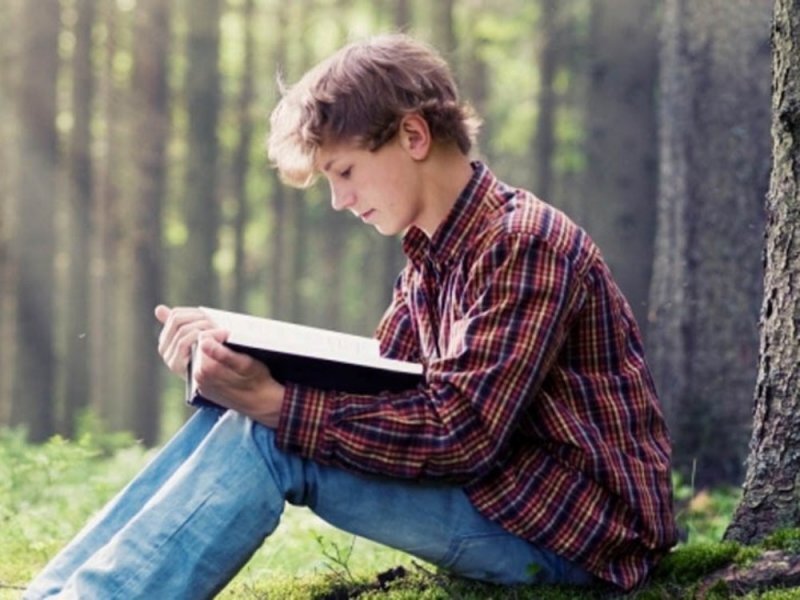 Read is useful. Подросток с книгой. Чтение подростки. Подросток с книжкой. Подросток с книгой в руках