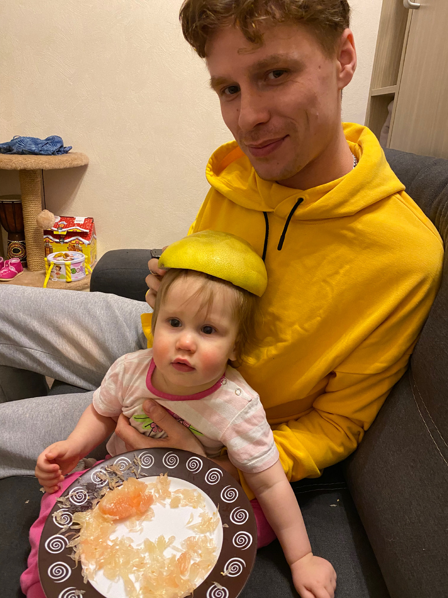 Вечернее поедание помело с папой 