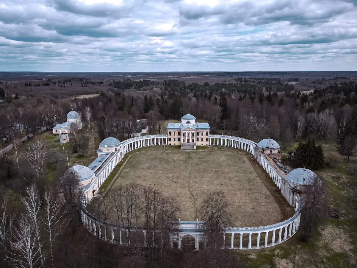 Вид на усадьбу с дрона