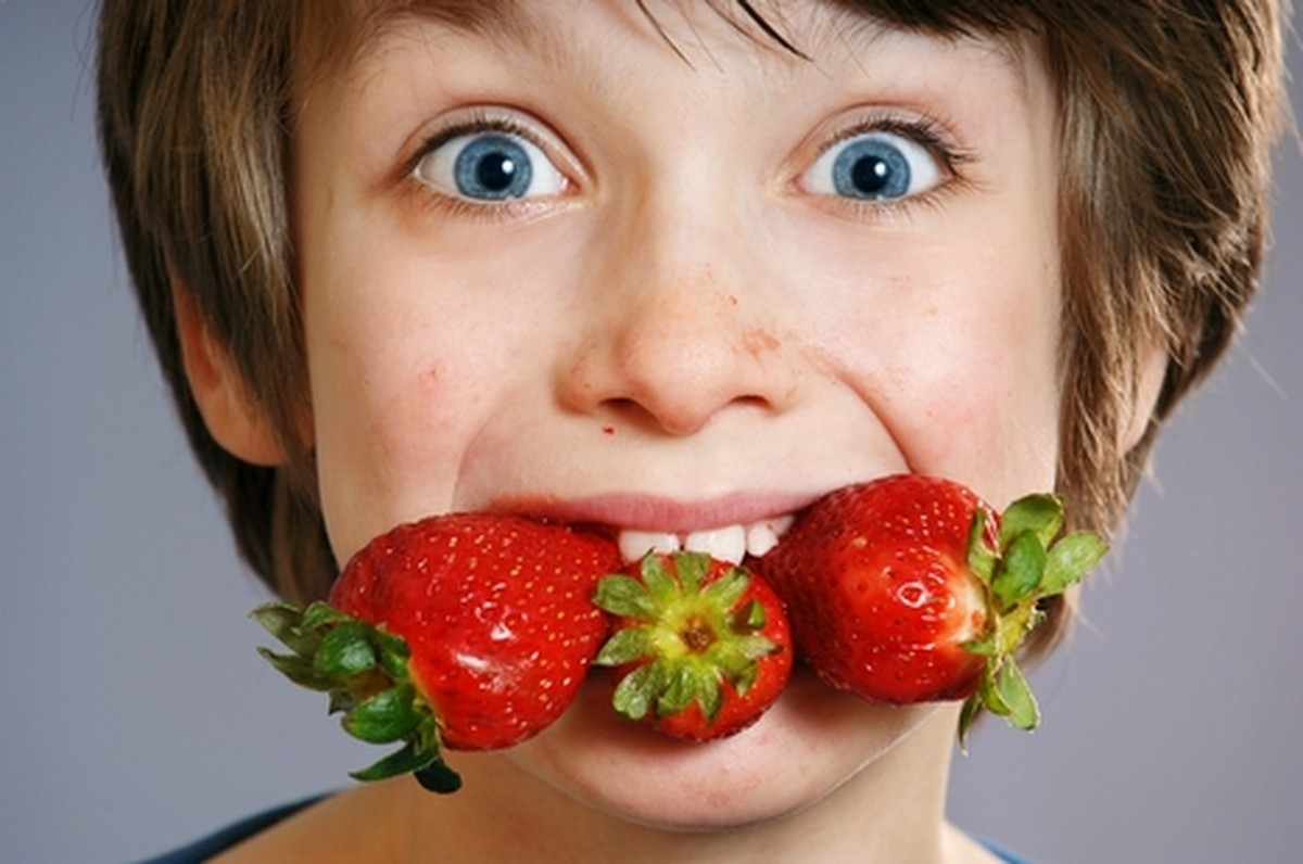Ягодка ест ягодку. Клубника для детей. Мальчик с клубникой. Человек ест клубнику. Ребенок ест землянику.