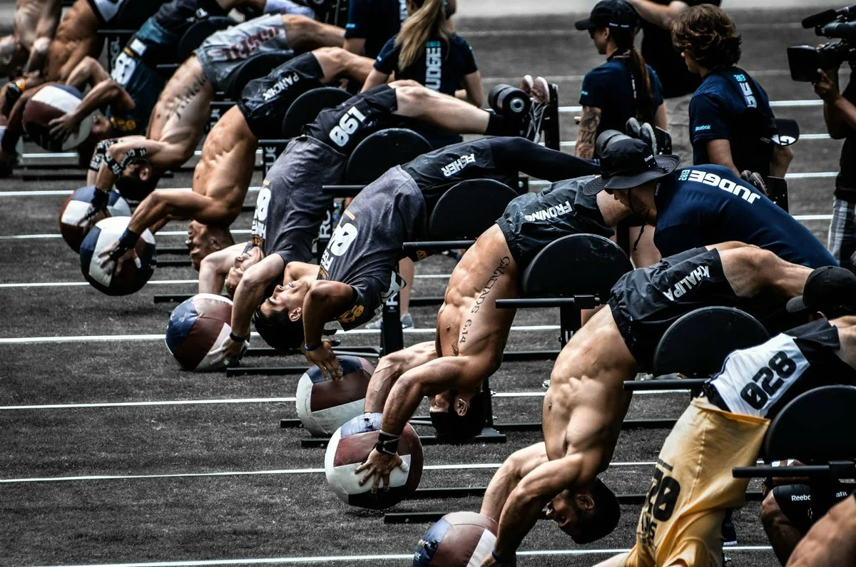 Тренировка соревнования. Ghd sit ups кроссфит. Тренировка спортсменов. Профессиональный спорт. Много спортсменов