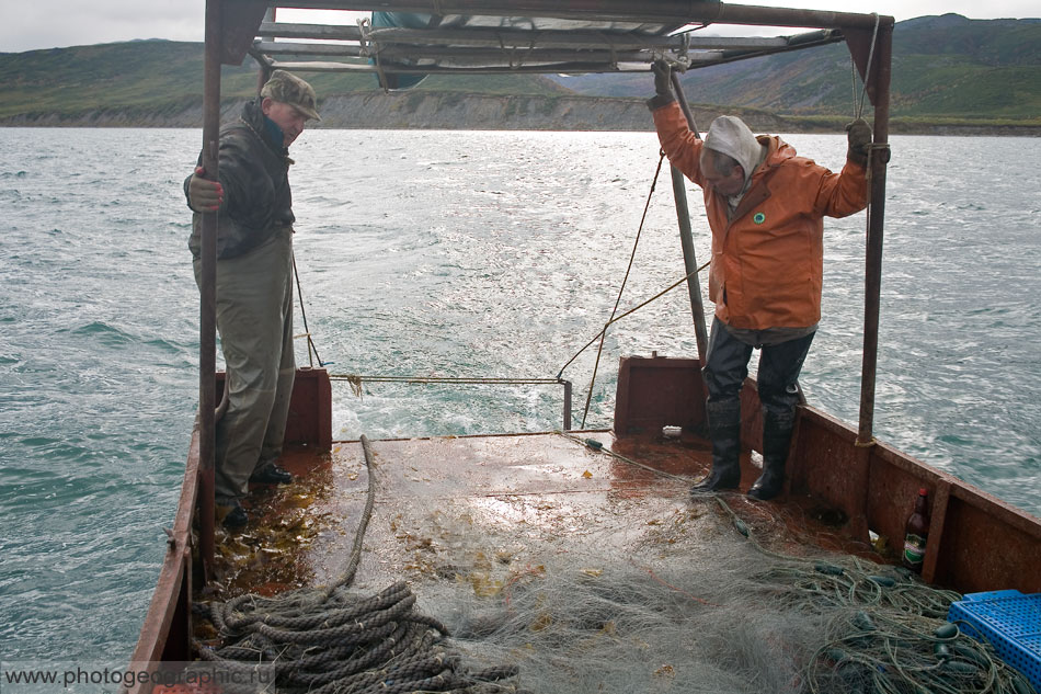 В море невод забросить легко. Катер едет, невод постепенно вываливается.