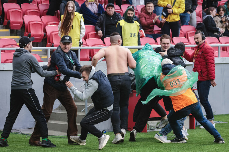 После массовой драки, которую устроили болельщики на поле стадиона, полиция задержала четырех человек. Все они фанаты «Рубина». Фото: «БИЗНЕС Online»
