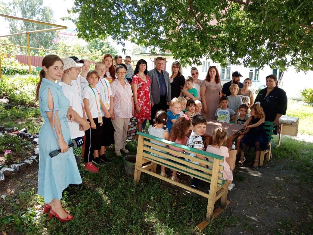 Сегодня в ТРОО" Солнечный мир" было проведено мероприятие на котором волонтеры провели яркие  мастер классы, был приготовлен сладкий стол, а также веселые танци от @Ирины  Звягиной
Нас посетили: депутат городского совета  Филимонов Павел Александрович и  Тамбовское телевиденье " 21 век"