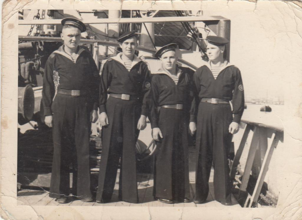 Моряки в брюках-клеш