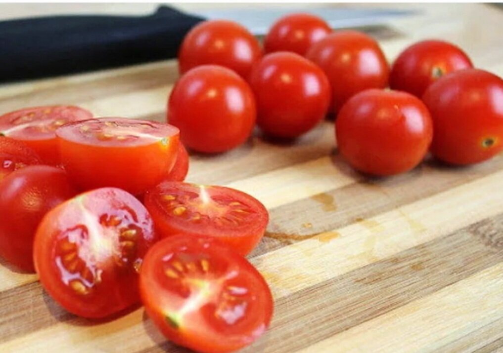 Помидор разрезанный пополам. Помидор разрезанный пополам. Помидор в разрезе. Томаты нарезанные. Острые помидоры порезанные пополам.