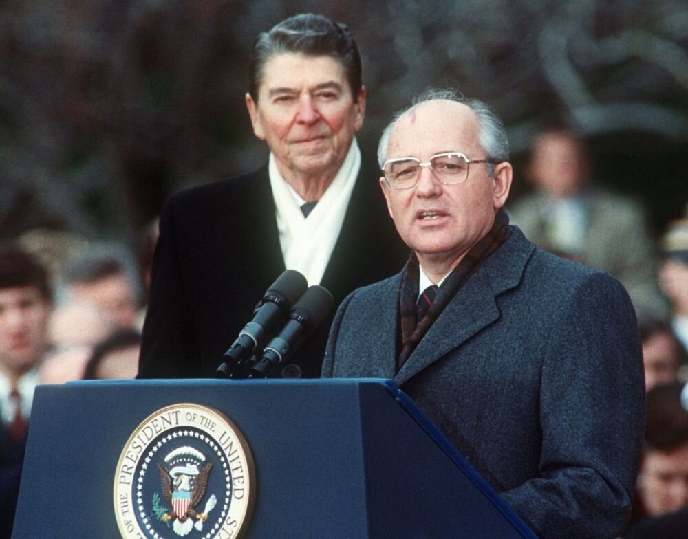 Глава СССР Михаил Горбачев и президент США Рональд Рейган. Источник: русполит.су.