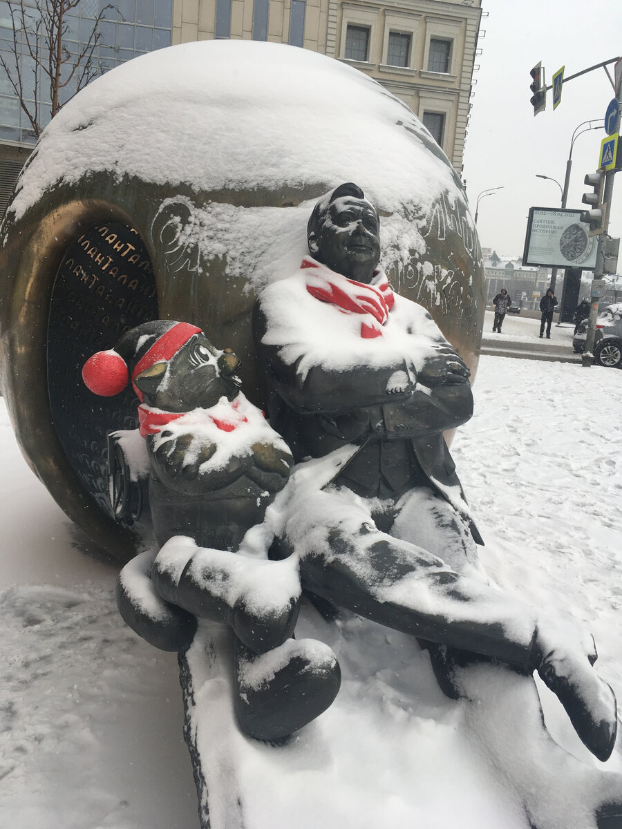 Новый памятник в Москве – коту Матроскину и актеру Олегу Табакову, озвучившему его. Сфотографировано автором этого поста