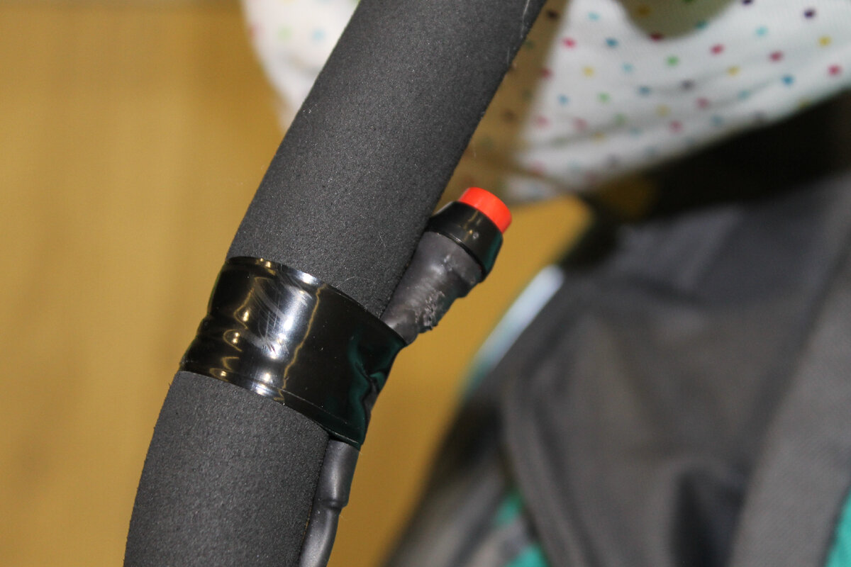 Кнопку купил в строительном магазине. И находится она внутри рукавицы.