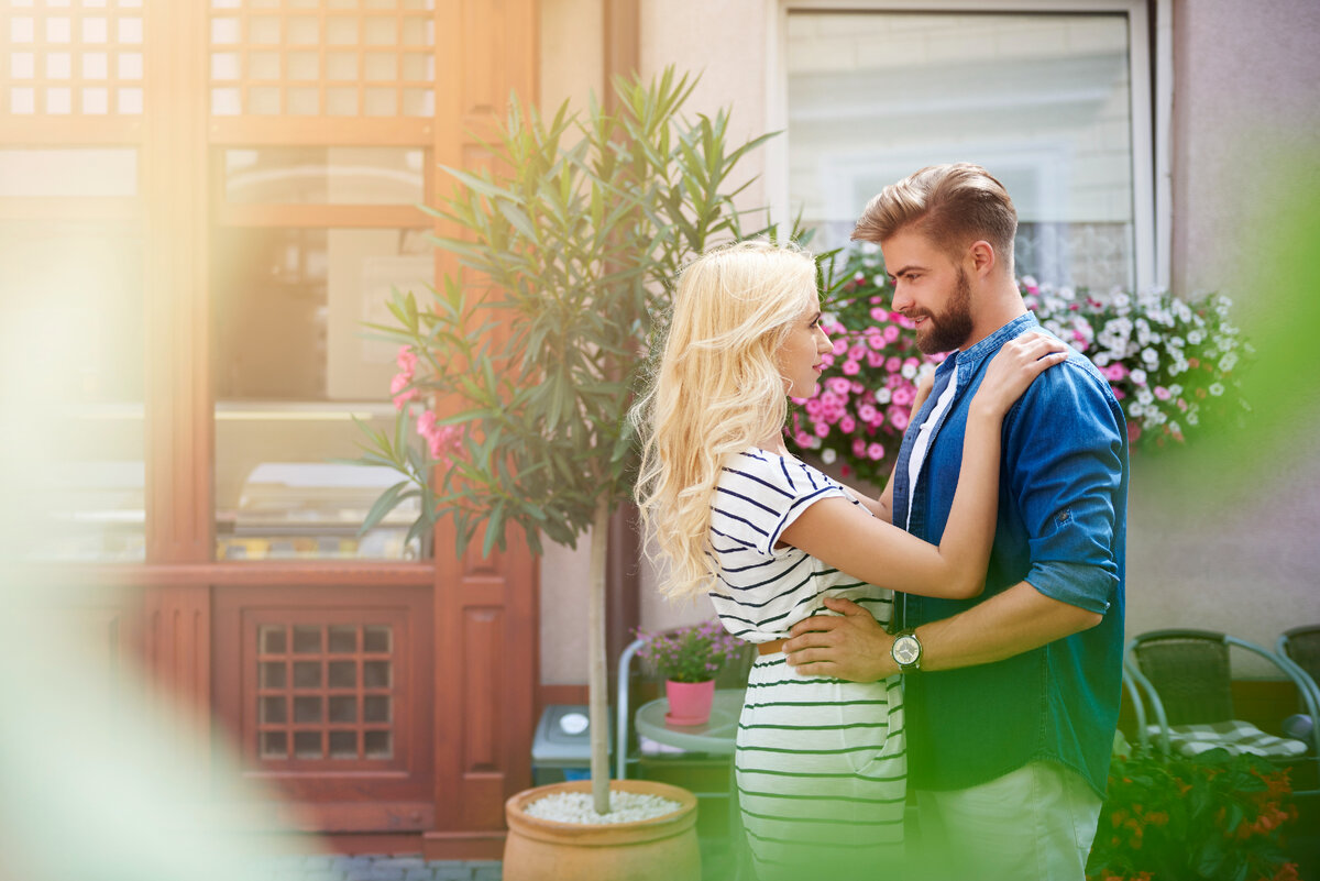 https://ru.freepik.com/free-photo/love-is-in-the-air-couple-hugging-in-the-street_13131649.htm 