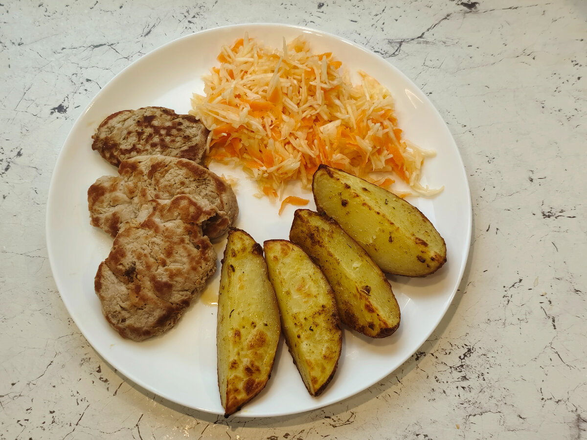 Картошечка запечённая "по деревенски" и вырезка. Очень вкусно! Муж даже жарить перестал, делаем из духовки.