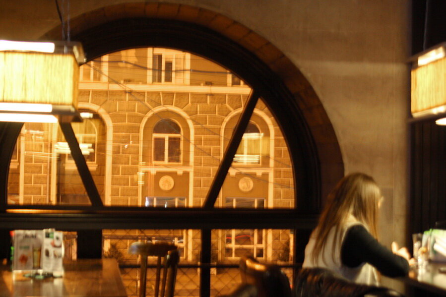 Ресторан "Рис", Ростов - на - Дону. Обратите внимание на окно и вид за ним. Чем ни английский городской пейзаж?! 