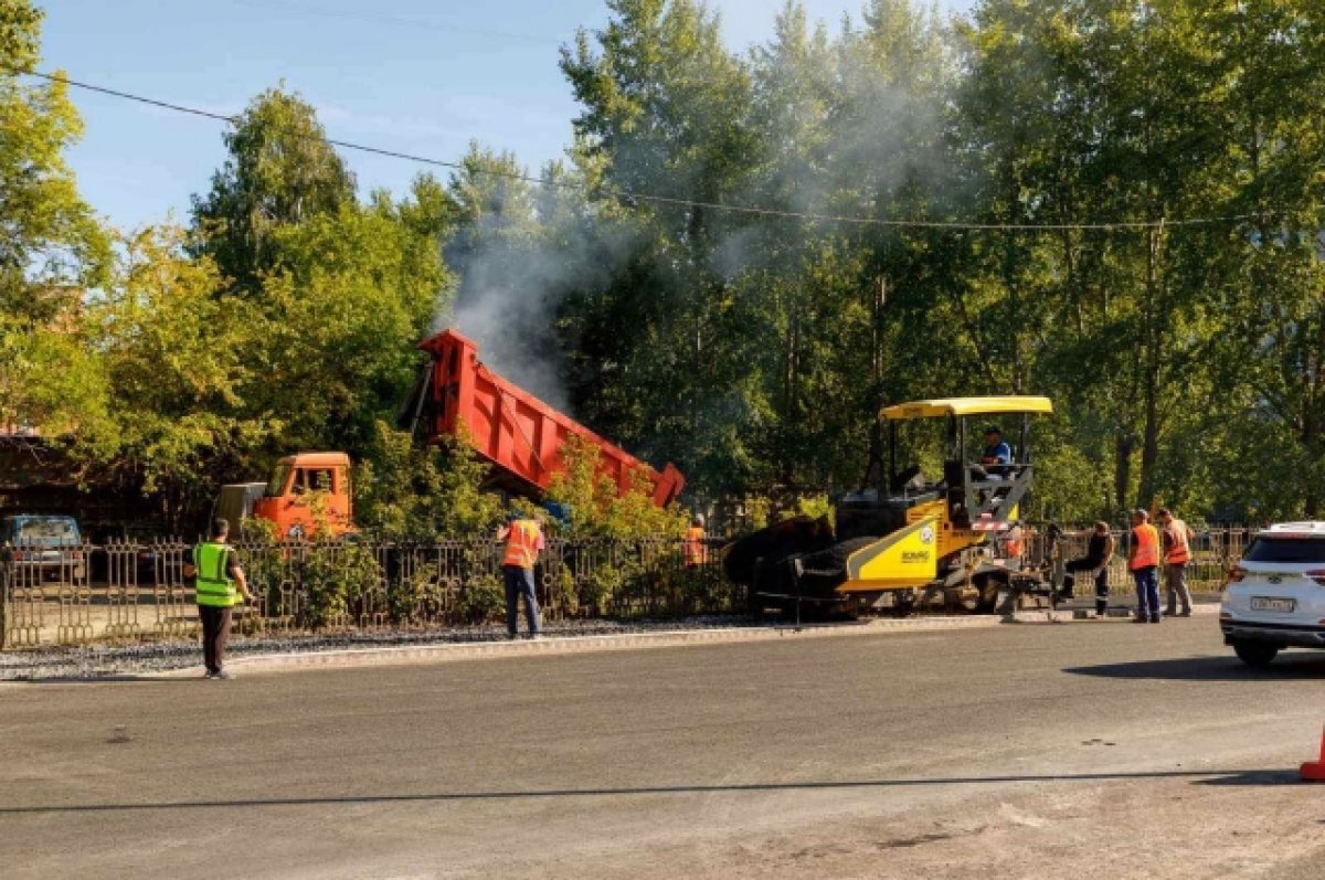    В Тюмени на ул. 30 лет Победы рабочие устанавливают новые ливневки